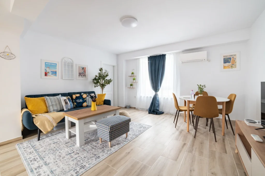Дневна със син диван в Modern Greek 2BR Suite, Велико Търново