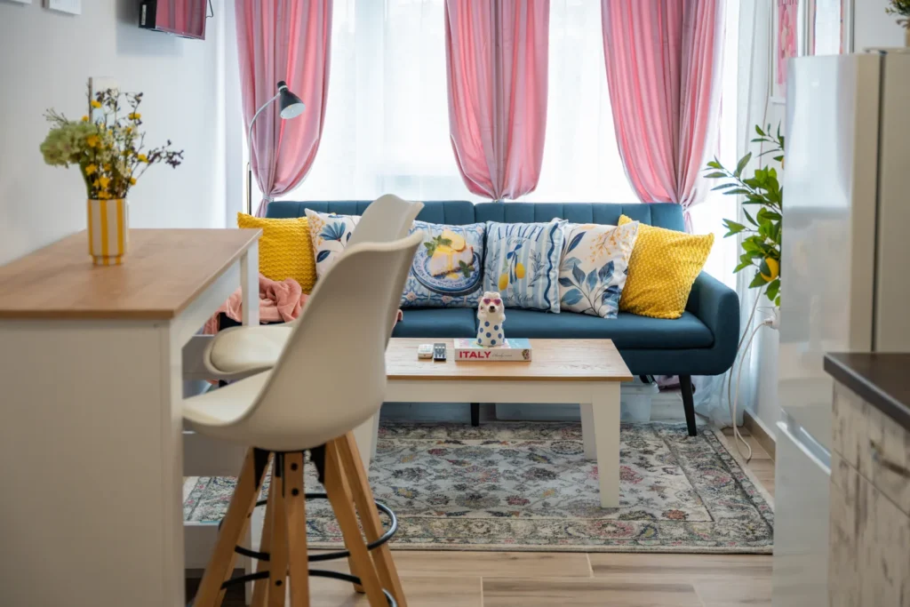 Дневна с розови завеси в Stylish Italian Flat, Велико Търново