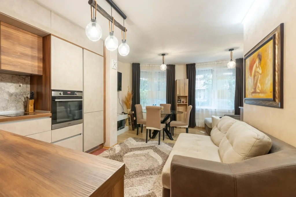 Дневна и кухня в StayBooked апартамента Elegant 2BR във Варна