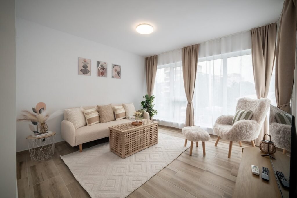 StayBooked — Central Theatre Boho 1BR | Walk to Old Town, Велико Търново