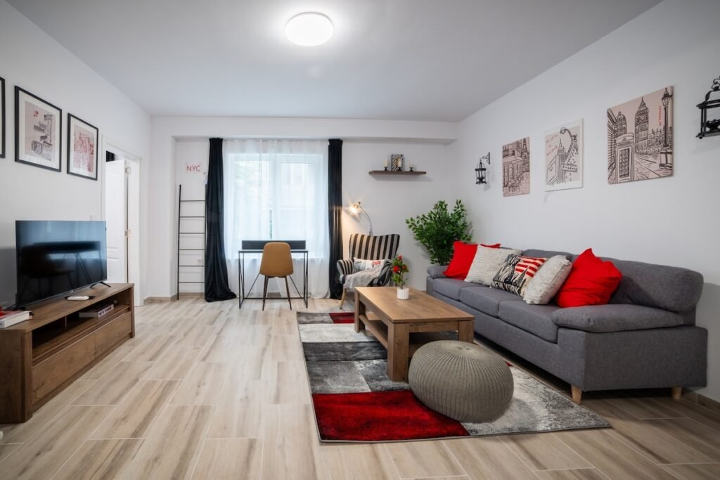 StayBooked — Brand-New Central Theatre 3BR | Walk to Old Town, Велико Търново