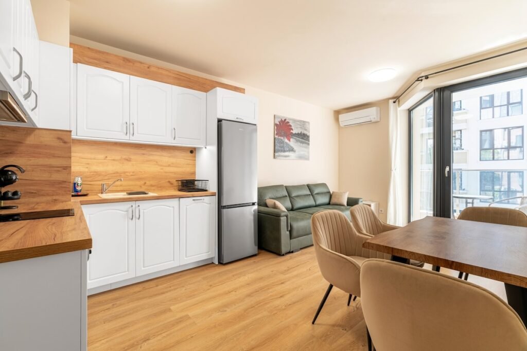 StayBooked — Central 1BR | 5 Min Walk to Medical University, Пловдив